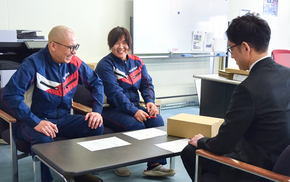 設計部での打ち合わせ風景